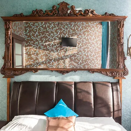 Austrian Leopolli Near Railway Station شقة